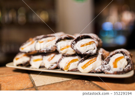 pastry on plate at bakery 35229194