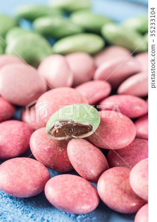 Red and green round chocolate candies 35233104