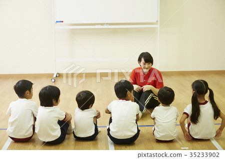 Kids at the gym class teaching instructional story 35233902
