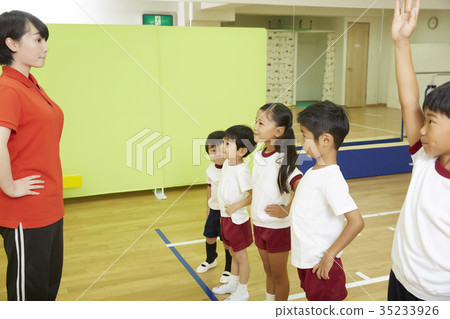 Gymnastics class instruction 35233926