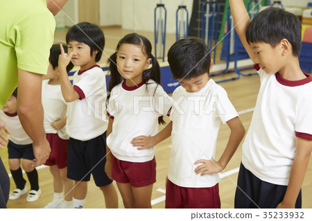 Gymnastics class instruction 35233932