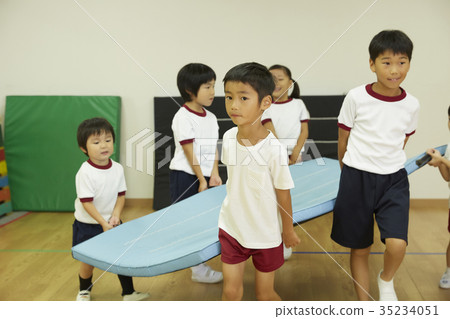 孩子們準備鍛煉室墊運動 孩子們準備鍛煉室墊運動 35234051