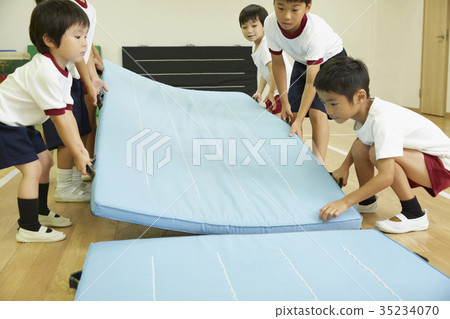 孩子們準備鍛煉室墊運動 35234070