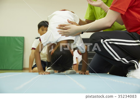 孩子們在墊子上鍛煉 35234083