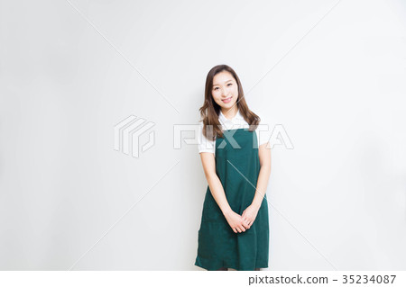 一個圍裙的女人 35234087