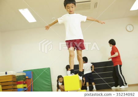 Gymnastics classroom average balance child 35234092