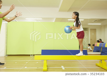 Gymnastics classroom children average ball ball training 35234103