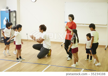 Gymnast classroom instruction instructor giving applause 35234108