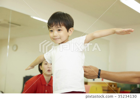 Gymnastics classroom average balance child 35234130