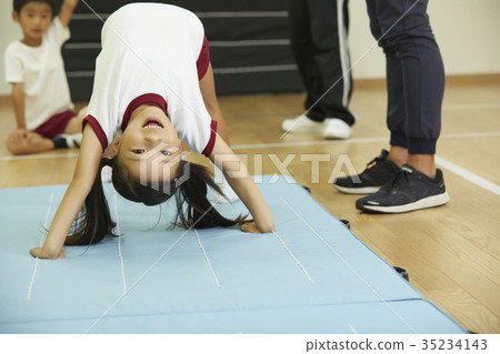 Kids doing exercise on mats 35234143
