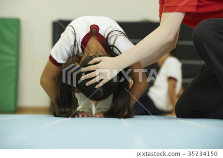 孩子們在墊子上鍛煉 35234150