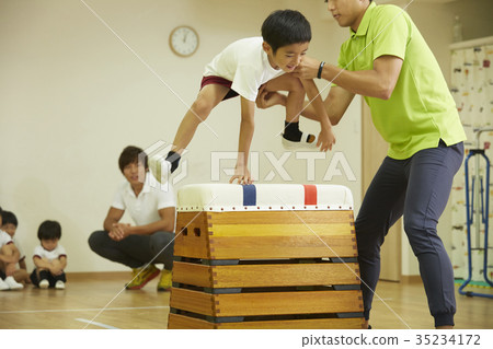 體操課堂教學跳箱兒童 體操課堂教學跳箱兒童 35234172