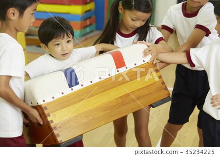 孩子們準備體操框跳箱 35234225