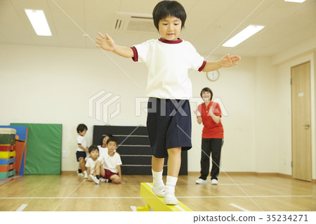 Gymnastics classroom average balance child 35234271