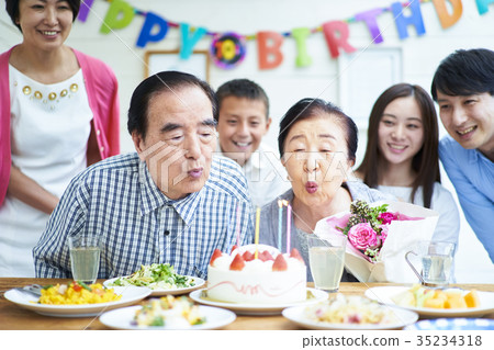三代家庭慶祝 35234318