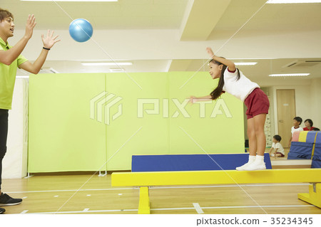 Gymnastics classroom children average ball ball training 35234345