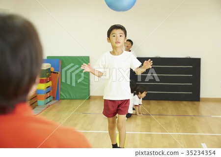 Gymnastics classroom children average ball ball training Gymnastics classroom children average ball ball training 35234354