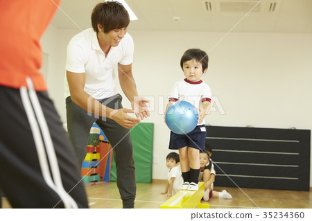 Gymnastics classroom children average ball ball training 35234360