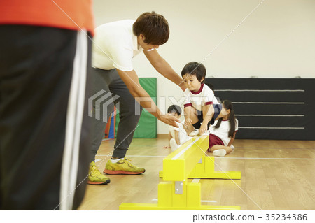體操教室平均平衡孩子 體操教室平均平衡孩子 35234386