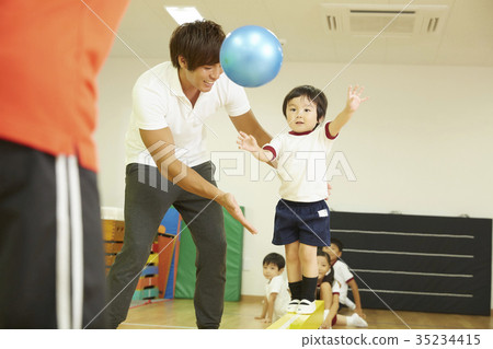 Gymnastics classroom children average ball ball training 35234415