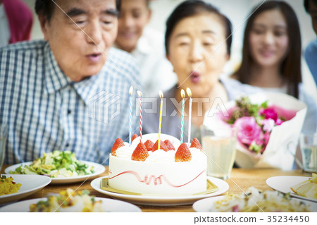 三代家庭慶祝 35234450