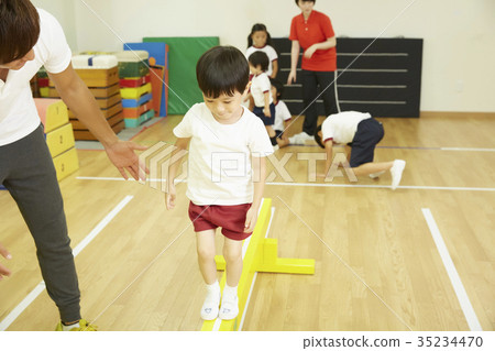 體操教室平均平衡孩子 35234470