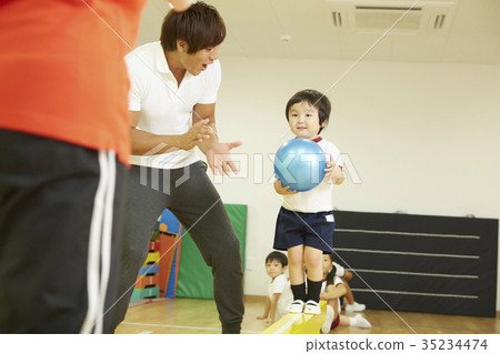 Gymnastics classroom children average ball ball training 35234474