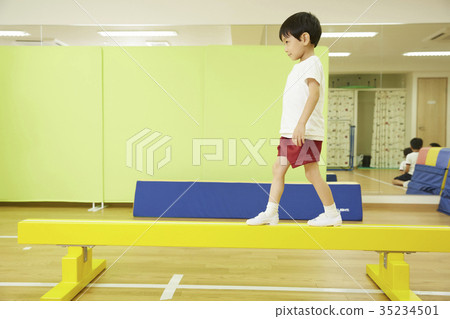 Gymnastics classroom average balance child 35234501