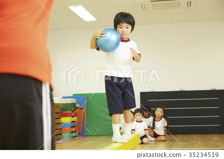 Gymnastics classroom children average ball ball training Gymnastics classroom children average ball ball training 35234519