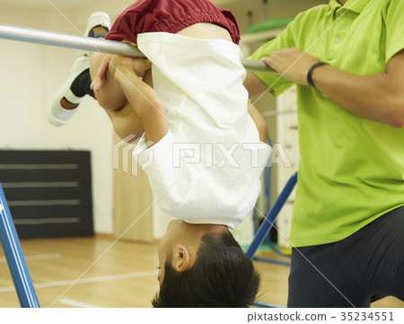 體操類鐵棒孩子 體操類鐵棒孩子 35234551