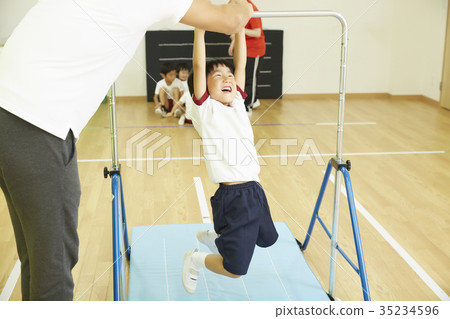體操類鐵棒孩子 35234596