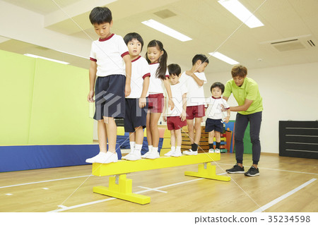 Gymnastics classroom children instruction average 35234598