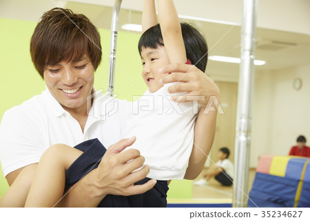 體操類鐵棒孩子 35234627