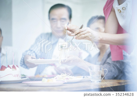 三代家庭慶祝 35234628