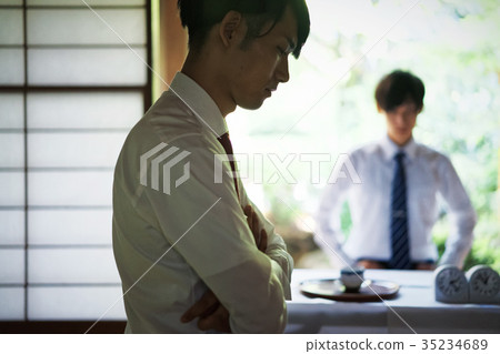 男子指著將棋 男子指著將棋 35234689