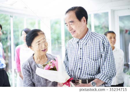 老夫婦的慶祝活動 老夫婦的慶祝活動 35234715