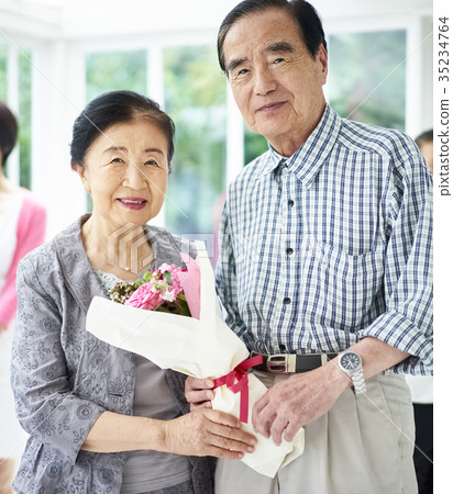 老夫婦的慶祝活動 老夫婦的慶祝活動 35234764