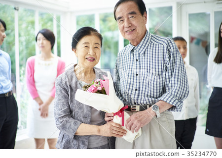 老夫婦的慶祝活動 老夫婦的慶祝活動 35234770