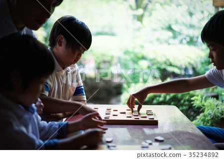 一個學習將棋的男孩 一個學習將棋的男孩 35234892