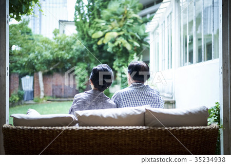 老年夫婦 35234938