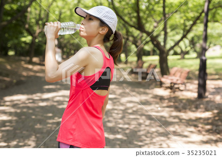休息的運動服的婦女 休息的運動服的婦女 35235021