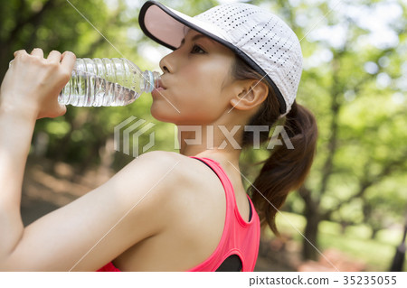 Woman in sportswear taking a break 35235055