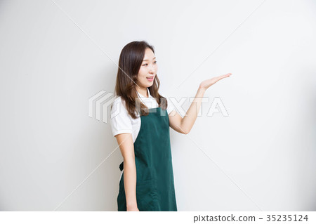 A woman in an apron 35235124