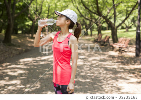 Woman in sportswear taking a break 35235165