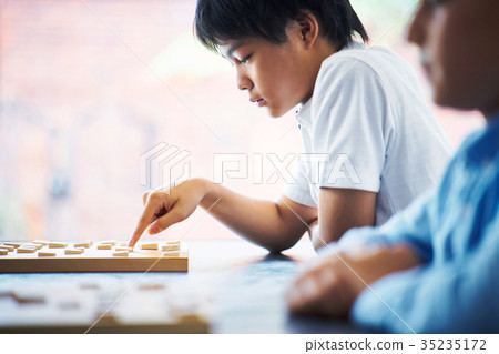 指向shogi的男孩 35235172