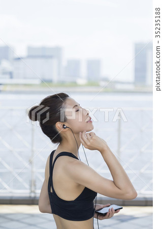 運動服的婦女聽到音樂的 35235188