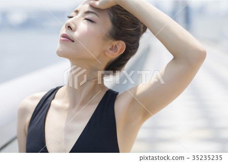 A woman who takes in the sun 35235235