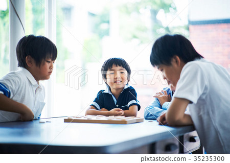 指向shogi的男孩 35235300