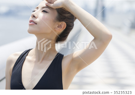 A woman who takes in the sun 35235323