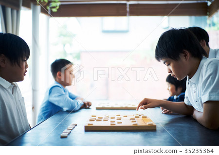 指向shogi的男孩 35235364